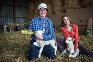 VIRGINIE ET ALAIN HERBEAUX (PERE ET FILLE), ELEVEURS EN FAMILLE DE MOUTONS ET D'AGNEAUX, PRODUITS DE TERROIR DE TERRES D'EURE-ET-LOIR, SAINT-ARNOULT-DES-BOIS (28), FRANCE