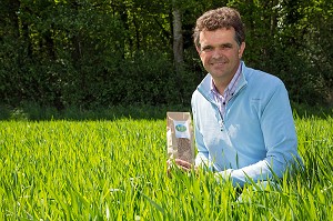 JEAN-PHILIPPE GUYET, AGRICULTEUR ET PRODUCTEUR D'EPEAUTRE DANS SON CHAMP, PRODUITS DE TERROIR DE TERRES D'EURE-ET-LOIR, SAINT-ARNOULT-DES-BOIS (28), FRANCE 