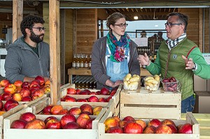 LAURENT CLEMENT, CHEF ETOILE DU COURS GABRIEL, AVEC JULIE DUBOIS ET REMI YASSINE, CUEILLETTE 'CHAPEAU DE PAILLE' DE FRUITS ET LEGUMES DE SERESVILLE,  MAINVILLIERS (28), FRANCE 