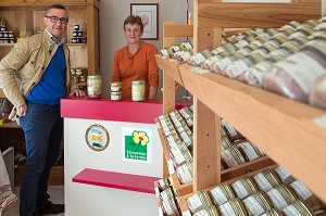 LAURENT CLEMENT, CHEF ETOILE DU COURS GABRIEL ET MME VILLEDIEU JOEL, ELEVEURS DE VOLAILLES ET FABRICANT DE FOIE GRAS, BIENVENUE A LA FERME, PRODUITS DE TERROIR DE TERRES D'EURE-ET-LOIR, SAUMERAY (28), FRANCE 