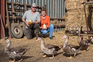 MR ET MME VILLEDIEU JOEL, ELEVEURS DE VOLAILLES ET FABRICANT DE FOIE GRAS DE CANARD, BIENVENUE A LA FERME, PRODUITS DE TERROIR DE TERRES D'EURE-ET-LOIR, SAUMERAY (28), FRANCE 