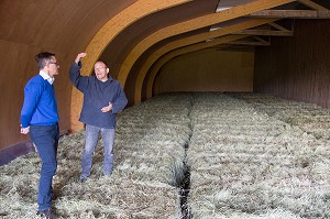 LAURENT CLEMENT, CHEF ETOILE DU COURS GABRIEL ET ELEVEUR JEAN-EDOUARD JEAUNEAU, STOCKAGE DE FOINS POUR L'HIVER, ELEVAGE DE BOEUF ET VACHES LIM-ANGUS ET LIMOUSINE, PRODUITS DE TERROIR, LES ETILLEUX (28), FRANCE 