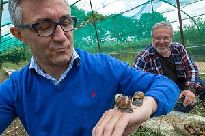 LAURENT CLEMENT, CHEF ETOILE DU COURS GABRIEL ET PHILIPPE COUVREUR, ELEVEUR D'ESCARGOTS GROS GRIS, PRODUITS DE TERROIR, PREAUX-DU-PERCHE, FRANCE 