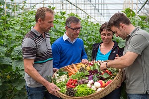 LAURENT CLEMENT, CHEF ETOILE DU COURS GABRIEL ET JEAN-LUC, PATRICK ET CHRISTINE GAUTIER, CUEILLETTE DE FRUITS ET LEGUMES (PLATEAU), PRODUITS DE TERROIR DE TERRES D'EURE-ET-LOIR, LES JARDINS D’IMBERMAIS, EURE-ET-LOIR (28), FRANCE 