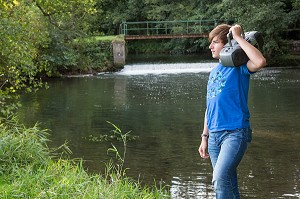 JEUNE ADOLESCENT QUI CHANTE ET ECOUTE DE LA MUSIQUE DANS LA NATURE, RUGLES (27), FRANCE 