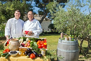 CHEF ETOILE ET MEILLEUR OUVRIER DE FRANCE (MOF) SERGE CHENET ET SON FILS MAXIME, PRODUITS DE TERROIR DE PROVENCE, RESTAURANT 'ENTRE VIGNE ET GARRIGUE', PUJAUT (30) GARD, LANGUEDOC-ROUSSILLON 