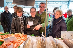 LAURENT CLEMENT AVEC SES ELEVES DU 11, COURS GABRIEL SUR LE STAND DU POISSONNIER, MARCHE AUX LEGUMES COUVERT DE CHARTRES, (28) EURE-ET-LOIR, CENTRE, FRANCE 