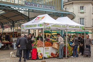 AUX PETITS LEGUMES (PRODUITS DE TERROIR BIO), MARCHE AUX LEGUMES COUVERT DE CHARTRES, (28) EURE-ET-LOIR, CENTRE, FRANCE 
