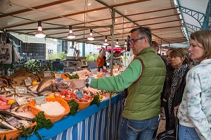 LAURENT CLEMENT AVEC SES ELEVES DU 11, COURS GABRIEL SUR LE STAND DU POISSONNIER, MARCHE AUX LEGUMES COUVERT DE CHARTRES, (28) EURE-ET-LOIR, CENTRE, FRANCE 