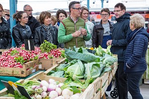 LAURENT CLEMENT AVEC SES ELEVES DU 11, COURS GABRIEL, MARCHE AUX LEGUMES COUVERT DE CHARTRES, (28) EURE-ET-LOIR, CENTRE, FRANCE 