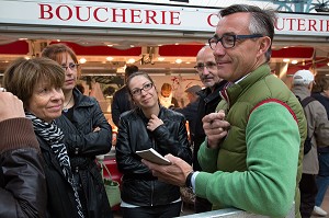 LAURENT CLEMENT AVEC SES ELEVES DU 11, COURS GABRIEL DEVANT LA BOUCHERIE, MARCHE AUX LEGUMES COUVERT DE CHARTRES, (28) EURE-ET-LOIR, CENTRE, FRANCE 