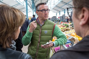 LAURENT CLEMENT AVEC SES ELEVES DU 11, COURS GABRIEL, MARCHE AUX LEGUMES COUVERT DE CHARTRES, (28) EURE-ET-LOIR, CENTRE, FRANCE 