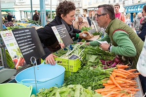 LAURENT CLEMENT DEVANT L'ETALAGE AUX PETITS LEGUMES (PRODUITS DE TERROIR BIO), MARCHE AUX LEGUMES COUVERT DE CHARTRES, (28) EURE-ET-LOIR, CENTRE, FRANCE 