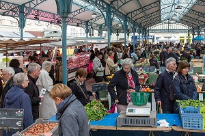 CLIENTS DEVANT LES ETALS DES COMMERCANTS, MARCHE AUX LEGUMES COUVERT DE CHARTRES, (28) EURE-ET-LOIR, CENTRE, FRANCE 