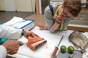 PREPARATION DU POISSON AVEC LE CHEF QUI LEVE LES FILETS DE SAUMON, CUISINE DE MARCHE AU 11 COURS GABRIEL, CHARTRES, (28) EURE-ET-LOIR, CENTRE, FRANCE 