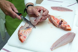 PREPARATION DU POISSON AVEC LE CHEF QUI LEVE LES FILETS DE ROUGETS BARBETS, CUISINE DE MARCHE AU 11 COURS GABRIEL, CHARTRES, (28) EURE-ET-LOIR, CENTRE, FRANCE 