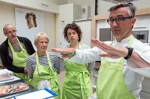 LAURENT CLEMENT EXPLIQUE AUX STAGIAIRES LA PREPARATION DES PLATS ET LA CUISSON, CUISINE DE MARCHE AU 11 COURS GABRIEL, CHARTRES, (28) EURE-ET-LOIR, CENTRE, FRANCE 