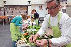 LAURENT CLEMENT DEVANT LES LEGUMES FRAIS DU MARCHE, CUISINE DE MARCHE AU 11 COURS GABRIEL, CHARTRES, (28) EURE-ET-LOIR, CENTRE, FRANCE 