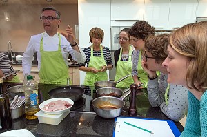 LAURENT CLEMENT EXPLIQUE AUX STAGIAIRES LA PREPARATION DES PLATS ET LA CUISSON, CUISINE DE MARCHE AU 11 COURS GABRIEL, CHARTRES, (28) EURE-ET-LOIR, CENTRE, FRANCE 