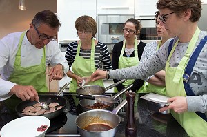 LAURENT CLEMENT VERIFIE AVEC LES STAGIAIRES LA PREPARATION DES PLATS, L'ASSAISONNEMENT,  ET LA CUISSON DU POISSON, CUISINE DE MARCHE AU 11 COURS GABRIEL, CHARTRES, (28) EURE-ET-LOIR, CENTRE, FRANCE 