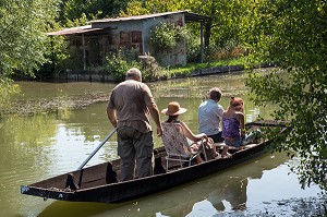 BALADE EN BARQUE A FOND PLAT DANS LES MARAIS DU BAS, VILLE DE BOURGES, (18) CHER, CENTRE, FRANCE 