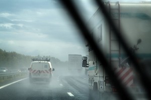 AUTOROUTE SOUS LA PLUIE, VITESSE REDUITE ET DANGER DE LA CIRCULATION 