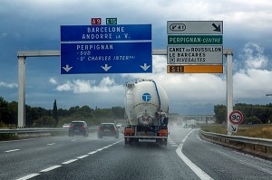 AUTOROUTE A9 SOUS LA PLUIE, VITESSE REDUITE ET DANGER DE LA CIRCULATION, (66) PYRENEES-ORIENTALES, LANGUEDOC-ROUSSILLON, FRANCE 