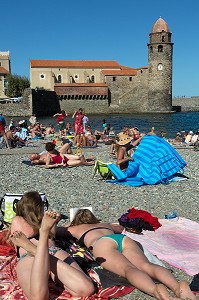 JEUNES FEMMES, VACANCIERS ET TOURISTES SUR LA PLAGE DEVANT L'EGLISE NOTRE-DAME-DES-ANGES, VILLE DE COLLIOURE, (66) PYRENEES-ORIENTALES, LANGUEDOC-ROUSSILLON, FRANCE 