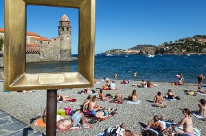 'POINTS 2 VUE', LES CADRES VIDES DE MARC-ANDRE DE FIGUERES, VACANCIERS ET TOURISTES SUR LA PLAGE DEVANT L'EGLISE NOTRE-DAME-DES-ANGES, VILLE DE COLLIOURE, (66) PYRENEES-ORIENTALES, LANGUEDOC-ROUSSILLON, FRANCE 