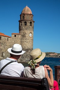 COUPLE DE VACANCIERS DEVANT LE CLOCHER DE L'EGLISE NOTRE-DAME-DES-ANGES, VILLE DE COLLIOURE, (66) PYRENEES-ORIENTALES, LANGUEDOC-ROUSSILLON, FRANCE 