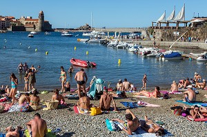JEUNES FEMMES, VACANCIERS ET TOURISTES SUR LA PLAGE DEVANT LE PORT DE PLAISANCE ET L'EGLISE NOTRE-DAME-DES-ANGES, VILLE DE COLLIOURE, (66) PYRENEES-ORIENTALES, LANGUEDOC-ROUSSILLON, FRANCE 
