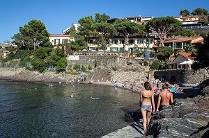 LA PETITE PLAGE DE L'ANSE DE LA BALETA ET L'HOTEL DU RELAIS DES TROIS MATS ET LE RESTAURANT LA BALETTE, VILLE DE COLLIOURE, (66) PYRENEES-ORIENTALES, LANGUEDOC-ROUSSILLON, FRANCE 