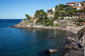 LA PETITE PLAGE DE L'ANSE DE LA BALETA ET L'HOTEL DU RELAIS DES TROIS MATS ET LE RESTAURANT LA BALETTE, VILLE DE COLLIOURE, (66) PYRENEES-ORIENTALES, LANGUEDOC-ROUSSILLON, FRANCE 