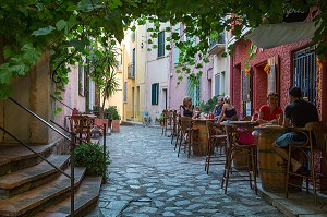 TERRASSE DE CAFE DANS LA RUE DES TREILLES, MAISONS AUX FACADES COLOREES, VILLE DE COLLIOURE, (66) PYRENEES-ORIENTALES, LANGUEDOC-ROUSSILLON, FRANCE 