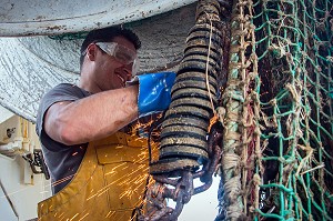 ENTRETIEN  DES FILETS EN CHAINE DE TRAINE (CHALUTS DE FOND) APRES UN TRAIT DE PECHE EN MER, CHALUTIER A LA LANGOUSTINE 'LE QUENTIN-GREGOIRE' AU LARGE DES SABLES-D'OLONNE, (85) VENDEE, PAYS DE LA LOIRE, FRANCE 