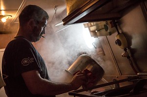 EQUIPAGE DANS LA CUISINE, PECHE EN MER SUR UN CHALUTIER A LA LANGOUSTINE 'LE QUENTIN-GREGOIRE' AU LARGE DES SABLES-D'OLONNE, (85) VENDEE, PAYS DE LA LOIRE, FRANCE 