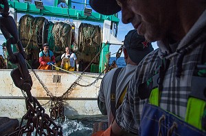 ABORDAGE AMICAL DE DEUX BATEAUX POUR TRANSPORTER DES LANGOUSTINES VIVANTES VERS LA CRIEE, PECHE EN MER SUR UN CHALUTIER A LA LANGOUSTINE 'LE QUENTIN-GREGOIRE ET LE GAMIN' AU LARGE DES SABLES-D'OLONNE, (85) VENDEE, PAYS DE LA LOIRE, FRANCE 