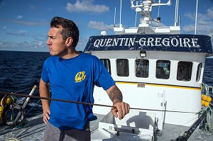 THIERRY EVAIN SUR LE PONT AVANT, PATRON DU QUENTIN-GREGOIRE, PECHE EN MER SUR UN CHALUTIER A LA LANGOUSTINE AU LARGE DES SABLES-D'OLONNE, (85) VENDEE, PAYS DE LA LOIRE, FRANCE 