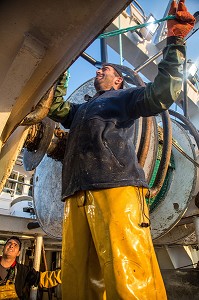 EQUIPAGE A L'ENTRETIEN DES TAMBOURS ENROULEURS DE CHALUT, PECHE EN MER SUR UN CHALUTIER A LA LANGOUSTINE 'LE QUENTIN-GREGOIRE' AU LARGE DES SABLES-D'OLONNE, (85) VENDEE, PAYS DE LA LOIRE, FRANCE 