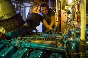 OLIVIER SUR LE MOTEUR DE 7500 CHEVAUX, LE CHEF MECANICIEN DANS LA SALLE DES MACHINES, PECHE EN MER SUR UN CHALUTIER A LA LANGOUSTINE 'LE QUENTIN-GREGOIRE' AU LARGE DES SABLES-D'OLONNE, (85) VENDEE, PAYS DE LA LOIRE, FRANCE 