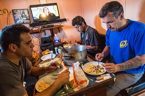 THIERRY EVAIN A TABLE AVEC SON EQUIPAGE, PATRON DU QUENTIN-GREGOIRE AUX COMMANDES, PECHE EN MER SUR UN CHALUTIER A LA LANGOUSTINE AU LARGE DES SABLES-D'OLONNE, (85) VENDEE, PAYS DE LA LOIRE, FRANCE 