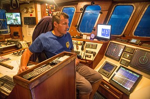 THIERRY EVAIN, PATRON DU QUENTIN-GREGOIRE AUX COMMANDES, PECHE EN MER SUR UN CHALUTIER A LA LANGOUSTINE AU LARGE DES SABLES-D'OLONNE, (85) VENDEE, PAYS DE LA LOIRE, FRANCE 