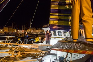 DECHARGEMENT DU POISSON ET DES LANGOUSTINES POUR TRANSPORT A LA CRIEE, CHALUTIER A LA LANGOUSTINE 'LE QUENTIN-GREGOIRE', LES SABLES-D'OLONNE, (85) VENDEE, PAYS DE LA LOIRE, FRANCE 