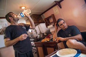 EQUIPAGE DANS LA CUISINE, PECHE EN MER SUR UN CHALUTIER A LA LANGOUSTINE 'LE QUENTIN-GREGOIRE' AU LARGE DES SABLES-D'OLONNE (85), FRANCE 