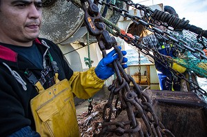 RELEVE DES CABLES ET CHAINES DE TRACTION DES FILETS SUR UN  TRAIT DE CHALUT, PECHE EN MER SUR UN CHALUTIER A LA LANGOUSTINE 'LE QUENTIN-GREGOIRE' AU LARGE DES SABLES-D'OLONNE (85), FRANCE 