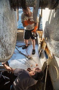 EQUIPAGE A L'ENTRETIEN DES TAMBOURS L'ENROULEUR DE CHALUT, PECHE EN MER SUR UN CHALUTIER A LA LANGOUSTINE 'LE QUENTIN-GREGOIRE' AU LARGE DES SABLES-D'OLONNE (85), FRANCE 