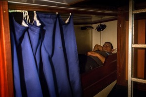 NIZAR DANS LA CABINE DORTOIR DE FOND DE CALE, PECHE EN MER SUR UN CHALUTIER A LA LANGOUSTINE 'LE QUENTIN-GREGOIRE' AU LARGE DES SABLES-D'OLONNE (85), FRANCE 