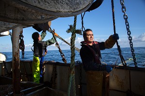 RELEVE DES CABLES ET CHAINES DE TRACTION DES FILETS SUR UN  TRAIT DE CHALUT, PECHE EN MER SUR UN CHALUTIER A LA LANGOUSTINE 'LE QUENTIN-GREGOIRE' AU LARGE DES SABLES-D'OLONNE (85), FRANCE 