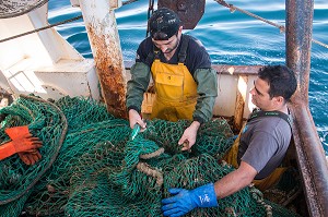 REPARATION DES FILETS (CHALUTS DE FOND) APRES UN TRAIT DE PECHE EN MER, CHALUTIER A LA LANGOUSTINE 'LE QUENTIN-GREGOIRE' AU LARGE DES SABLES-D'OLONNE (85), FRANCE 