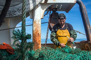 REPARATION DES FILETS (CHALUTS DE FOND) APRES UN TRAIT DE PECHE EN MER, CHALUTIER A LA LANGOUSTINE 'LE QUENTIN-GREGOIRE' AU LARGE DES SABLES-D'OLONNE (85), FRANCE 